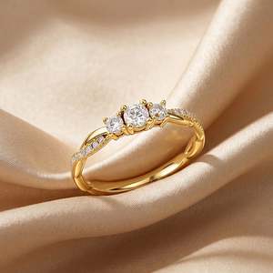 แหวนหมั้นเพชรทรงกลมสามเม็ดแบบเกลียว Jeulia Gold พร้อมเพชร VVS1 ฝังแบบ Bezel - Product Image 5
