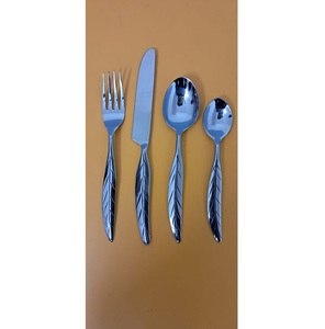 El juego de cubiertos de acero inoxidable con acabado plateado redefine la cena fina con un brillo, equilibrio y durabilidad inigualables - Product Image 4