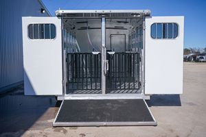 Remolque de aluminio para ganado con puerta lateral y ventanas de ventilación para uso en exteriores, para vacas, ovejas, cerdos, suministro directo de fábrica. - Product Image 2