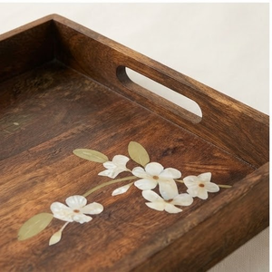 Bandeja rectangular hecha a mano de madera de acacia con diseño floral, bandeja decorativa rústica con asa para decoración del hogar. - Product Image 5
