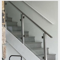 Style industriel, verre dépoli robuste avec poteaux noirs pour garde-corps en verre de poteau d'escalier commercial