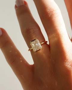 Radiant Cut 4tcw Moissanite Bezel Setting Solitario Compromiso Anillo de bodas Diseño individual único para mujeres con chapado en rodio - Product Image 2