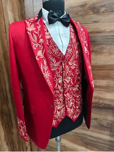 Costume traditionnel rouge brodé 3 pièces avec accents dorés pour hommes luxueux rouge brodé Golden Detailing - Product Image 2
