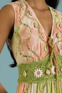 Robe longue imprimée sans manches à col en V évasé pour femmes élégante ceinturée avec décoration brodée pour les fêtes et les usages multiples - Product Image 4