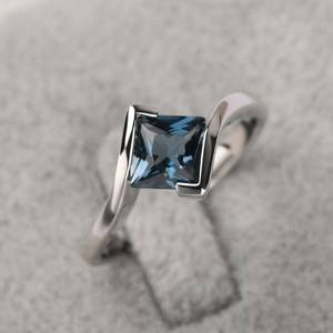 Anillo de Plata de Ley 925 con Diseño de Alas Neogóticas y Topacio Azul de 6mm, Anillo de Promesa Cristiana para Nacidos en Diciembre - Product Image 1