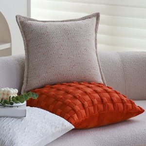 Almohada Decorativa Moderna de la Colección Serenity, con Diseño Acolchado y Rayas, Paquete Individual - Product Image 2