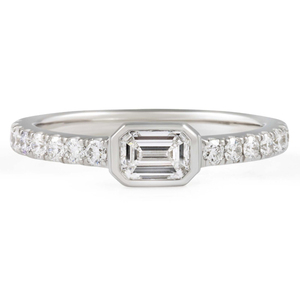Anillo Apilable con Diamante de Laboratorio Corte Esmeralda Estilo Oriental-Occidental, Colección de Anillos Elegantes con Diamantes - Product Image 1