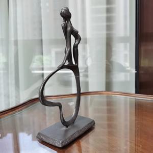 Esculturas de acabado metálico refinado de gran tendencia, figuras de pareja con un atractivo lujoso que al mismo tiempo mantienen un estilo minimalista y elegante. - Product Image 2