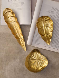 AK Handicrafts Bandeja de servicio de metal dorado de lujo personalizada con forma de hoja de vidrio Diseño personalizado para uso doméstico y comercial - Product Image 2