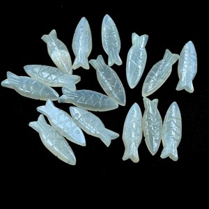 100% qualité garantie pierre de lune grise naturelle sculpture de poisson à la main, briolette de pierres précieuses sculptées en forme de poisson, fabrication de bijoux - Product Image 2