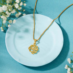 Collar con Colgante de Oro Moderno con Diseño de Espiral Brillante - Product Image 1