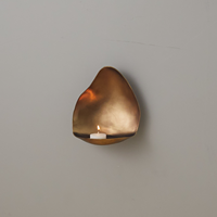 Portavelas de Pared de Hierro con Recubrimiento en Polvo Dorado, Diseño Artístico Moderno y Lujoso, Hecho a Mano, Personalizable con Logotipo
