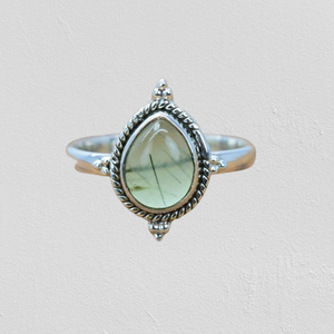 Anillo de diseñador de pera con piedras preciosas de Prehnita verde de Plata de Ley 925, joyería de piedra natal de junio para amigas, regalo de fiesta perfecto - Product Image 1
