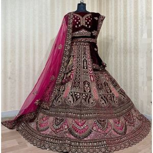 Conjunto nupcial de diseñador Premium con resaltado de lentejuelas bordado detallado y bordes Zari disponibles para suministro al por mayor - Product Image 1