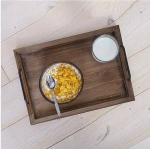 Bandeja de servicio rectangular de madera de pino natural con asas de metal, perfecta para comer en el hogar y en restaurantes - Product Image 6