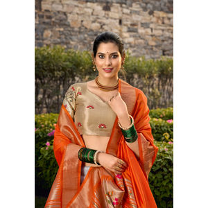 Ensemble Lehenga Choli en soie jacquard semi-cousu de style Bollywood tenue ethnique indienne pour les mariages et les fêtes d'hiver des femmes - Product Image 1