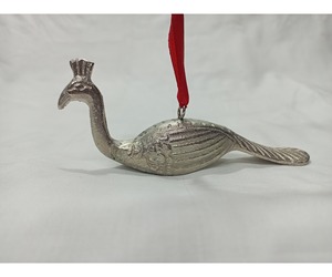 Zapatos de esquí de aluminio Adorno colgante de árbol de Navidad en plata con cinta roja Perfecto para decoración festiva y exhibición de árboles - Product Image 2