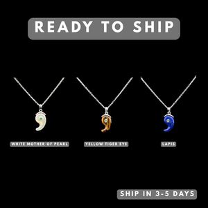 จี้เงินแท้ 925 รูปหยินมาการัตตะมะ |   แคลซิโดนีธรรมชาติและทซาโวไรต์ |   เครื่องประดับสัญลักษณ์แบบกำหนดเองของ OEM |   ขั้นต่ำ 1 ชิ้น - Product Image 3