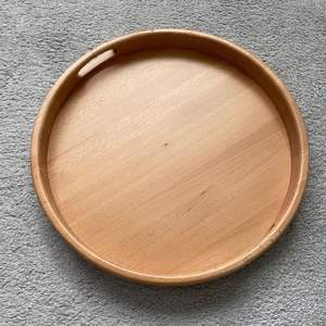 Plateaux ronds en bois créés pour l'organisation de la table à manger avec un look élégant et une fonctionnalité pratique - Product Image 1