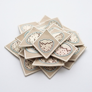 Écusson personnalisé de marque, motif bouclier en écorce de bouleau et mousse verte, avec bordure gris sergé blanc cassé, thermocollant - Product Image 3