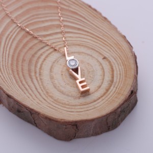 Collar Romántico Minimalista con Colgante de la Palabra “LOVE” con Diamante Cultivado en Laboratorio Certificado por IGI en Oro Rosa/Amarillo y Blanco de 14K para Mujer - Product Image 3