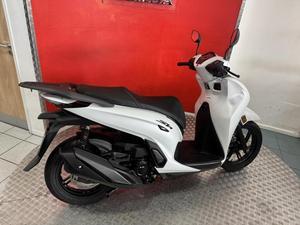 Oferta al Mejor Precio: Motocicleta Eléctrica SH350i Blanca, Scooter Urbana con Asiento Negro y Ruedas de Aleación - Product Image 2