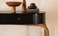 Table console contemporaine avec design élégant et surface utile, parfaite pour l'installation de meubles d'entrée et de couloir