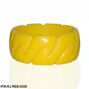 Brazalete de Resina Gruesa Amarillo Estilo Vintage - Brazalete Ancho Geométrico Tallado para Mujer - Product Image 1