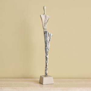 Sculpture en métal faite à la main à la mode Design accrocheur Pièce de déclaration parfaite pour les intérieurs chics de maison ou de bureau - Product Image 2