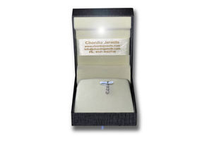 Prêt à expédier Pendentif en diamant taille princesse carrée de 0,12 CT Or blanc 14 carats Pendentif délicat à trois pierres Pierre de naissance d'avril Cadeau - Product Image 4