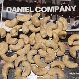 เม็ดมะม่วงหิมพานต์แอฟริกา ราคาแข่งขัน เกรด W180 ออร์แกนิค ได้รับการรับรองจาก USDA/EU บรรจุสุญญากาศ ปอกเปลือก สำหรับแปรรูปอาหาร - Product Image 3