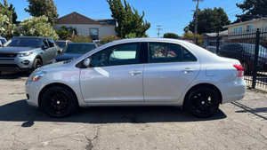 Usado 2011 T * oyota Yaris - Product Image 4