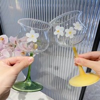 Beau verre à vin avec des accessoires décorés de fleurs parfaits pour offrir un cadeau d'anniversaire pour elle
