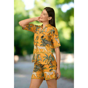 Conjunto de Pantalones Cortos de Dos Piezas Jungle Joy Mustard para Mujer, Atuendo Informal de Verano, Talla XXS - Product Image 1
