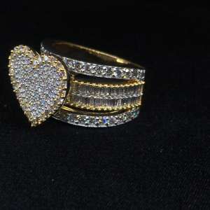 10KT Iced Out Heart Diamond Ring avec 1.10ct Round et 0.45ct Baguette - Product Image 3