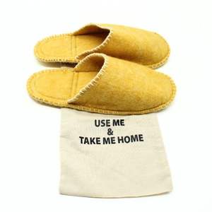 Pantoufles en feutre de laine jaune faites à la main - Confortables et douillettes, semelle extérieure en cuir véritable écologique, utilisables toute l'année - Product Image 1