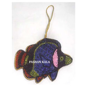 Nuevo diseño único en forma de pez, adornos colgantes de árbol de Navidad en bordado Zari dorado con trabajo de cuentas para artículos decorativos - Product Image 1