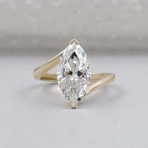 Anillo de compromiso con diamante solitario de corte marquesa y engaste en V en oro amarillo - Product Image 1