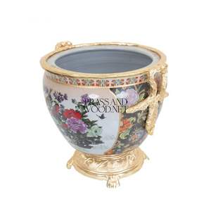 Maceta de Porcelana de Lujo con Decoración de Latón Chapado en Oro - Product Image 5