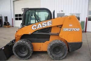 Case SR270B Minicargadora, 90HP, 2700 lb. ROC, hidráulica de alto flujo, cabina cerrada con HVAC - Product Image 3