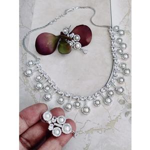 Magnifique collier argenté en zircon de luxe de meilleure qualité serti de boucles d'oreilles pour mariage et fête pour femmes - Product Image 1