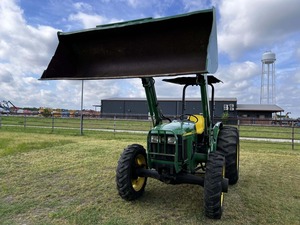 Tractor agrícola original John Deere 5105 usado en buen estado con cargador frontal. Tractor John Deere 5105 4x4 disponible en stock. - Product Image 6