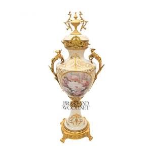Vase décoratif en porcelaine antique et laiton avec illustration florale peinte à la main et poignées dorées ornées pour intérieurs de luxe - Product Image 1