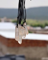 Collier minimaliste en laiton avec pendentif en cristal de quartz naturel brut, cadeau chrétien de guérison, vente en gros