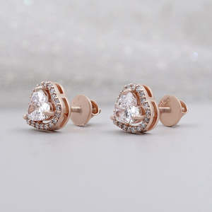 Magnifiques boucles d'oreilles clous en or rose avec halo de diamants en forme de cœur certifiés IGI et sertissage à vis - Product Image 3