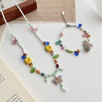 Ensemble collier et bracelet en perles de verre artisanales Boho Dopamine, bijoux colorés avec breloques papillon et feuille, cadeau pour femmes