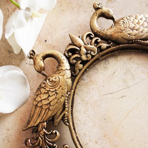 Cadre photo élégant en métal au design paon Pièce décorative royale finie en or Parfait pour la décoration intérieure, le bureau ou les cadeaux - Product Image 2