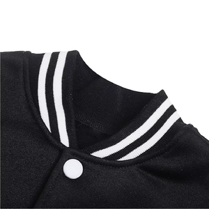 Veste universitaire color block style streetwear moderne, contrast noir et gris, veste Letterman – Look décontracté audacieux - Product Image 4