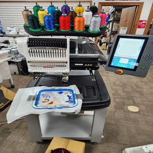 Machine à broder Bernina E16 Pro à 16 aiguilles avec accessoires, machine à coudre, garantie de 3 ans - Product Image 1