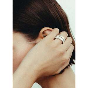 Anillo de eternidad con diamantes de corte radiante en oro blanco Audrey - Product Image 4